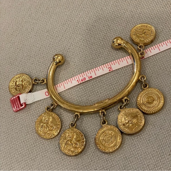❤️CHANEL❤️Vintage Medallion Cuff - Picture 3 of 16